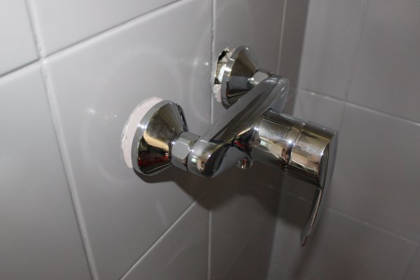Comment changer un flexible de douche ? 